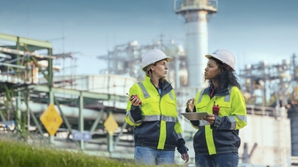 Expertos en iniciativas de sostenibilidad frente a una central eléctrica
