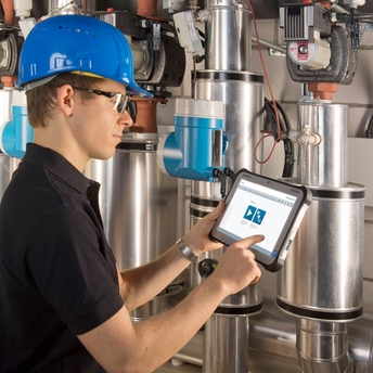 La forma más rápida de configurar los equipos de campo Endress+Hauser es usando nuestra herramienta dedicada DeviceCare. DeviceCare - conecte y configure los equipos de campo de Endress+Hauser