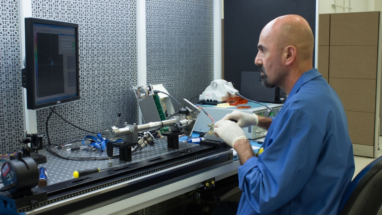 Ingeniero del TDLAS realizando la calibración