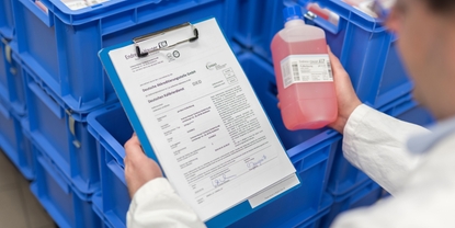 Producción de soluciones de referencia de pH en el laboratorio acreditado de Endress+Hauser