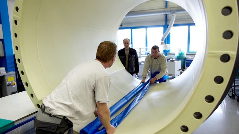 Endress + Hauser Flow France, Cernay, hombres mirando a través de un caudalímetro de gran diámetro