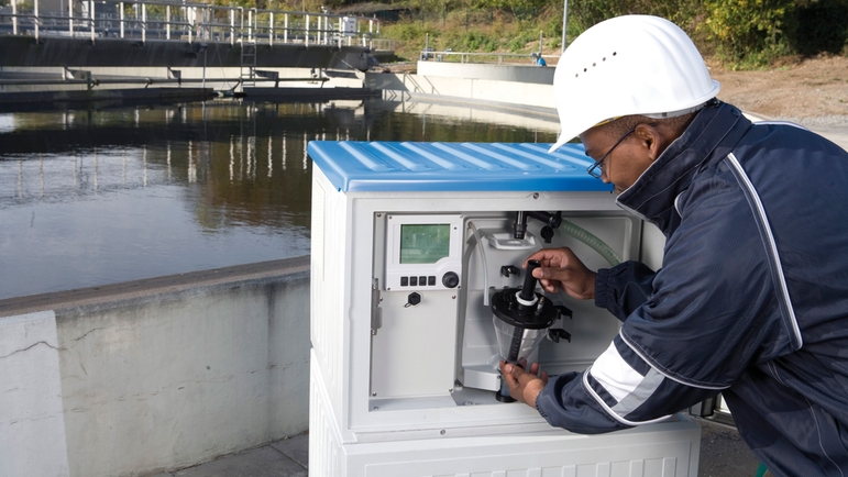 Muestreo de agua automático en una planta de tratamiento de aguas residuales con el Liquistation tomamuestras CSF48.
