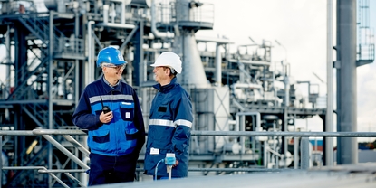 Un cliente y un ingeniero de Endress+Hauser en una refinería.