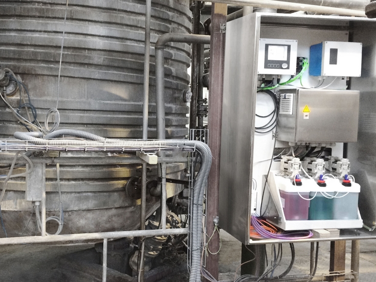 Mejorar la vida útil de los sensores en la industria química Liquiline Control CDC90 para la limpieza automática de sensores de pH