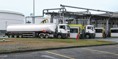 Planta de petróleo y gas con skids de medición de Endress+Hauser para carga y descarga de líquidos