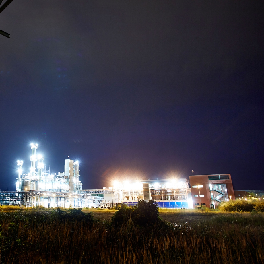 Planta química de noche
