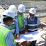 Conversación entre expertos en una planta de tratamiento de aguas residuales