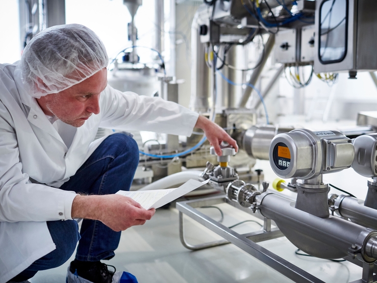 Técnico de servicio experimentado calibrando un dispositivo de caudal