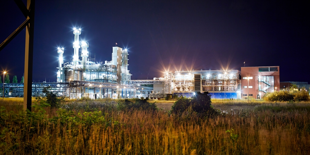 Planta química durante la noche