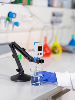 Una mujer efectúa una medición de pH con LiquilineMobile en un laboratorio