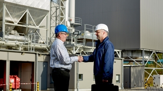 Ingeniero de ventas de Endress+Hauser con el director de una central eléctrica