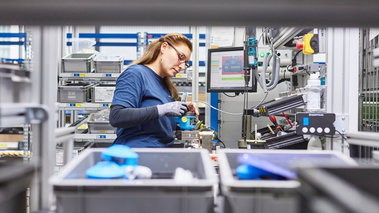 Empleado de producción de Endress+Hauser.