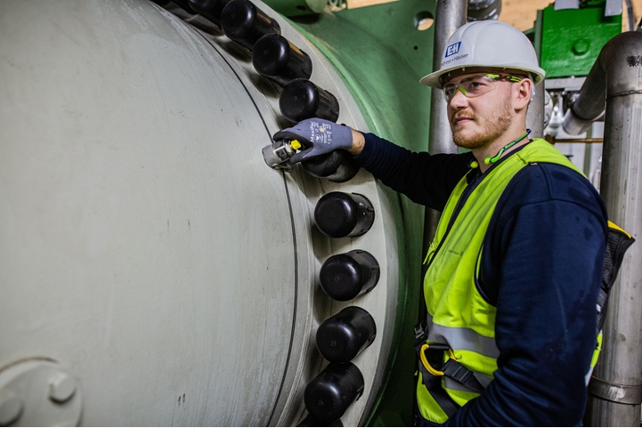 Imagen de la instalación de un sensor no invasivo (de tipo "clamp on") en una central eléctrica