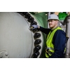 Imagen de la instalación de un sensor no invasivo (de tipo "clamp on") en una central eléctrica