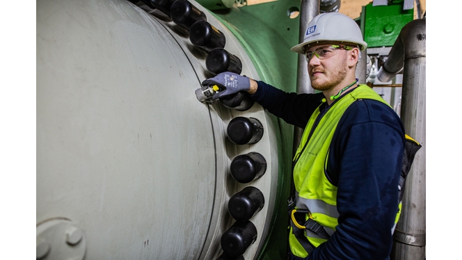 Imagen de la instalación de un sensor no invasivo (de tipo "clamp on") en una central eléctrica